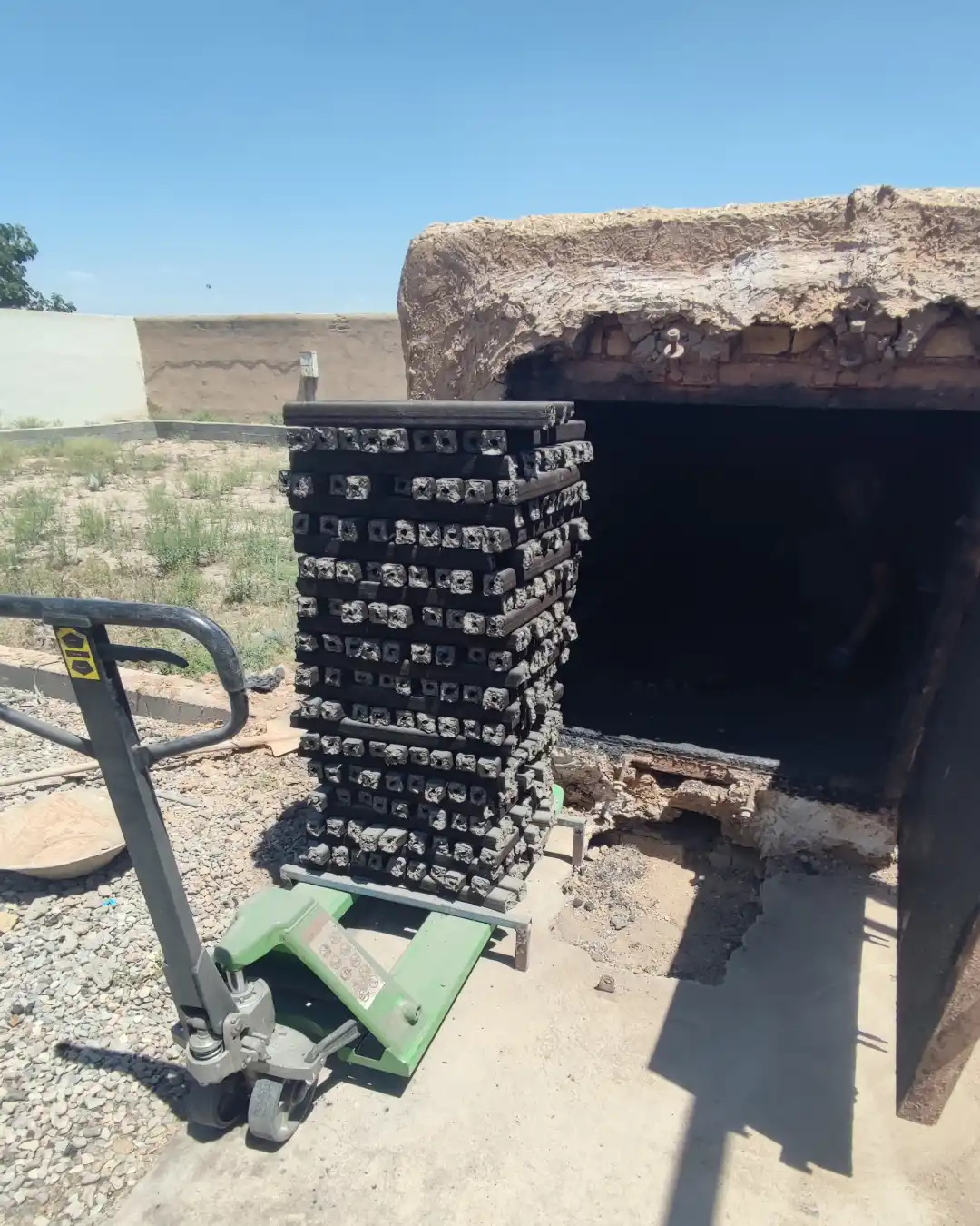 بریکت های زغال فشرده داخل کوره نیمه صنعتی